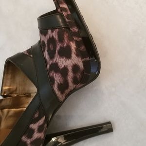 Carlos Santana peep toe pump size 6
